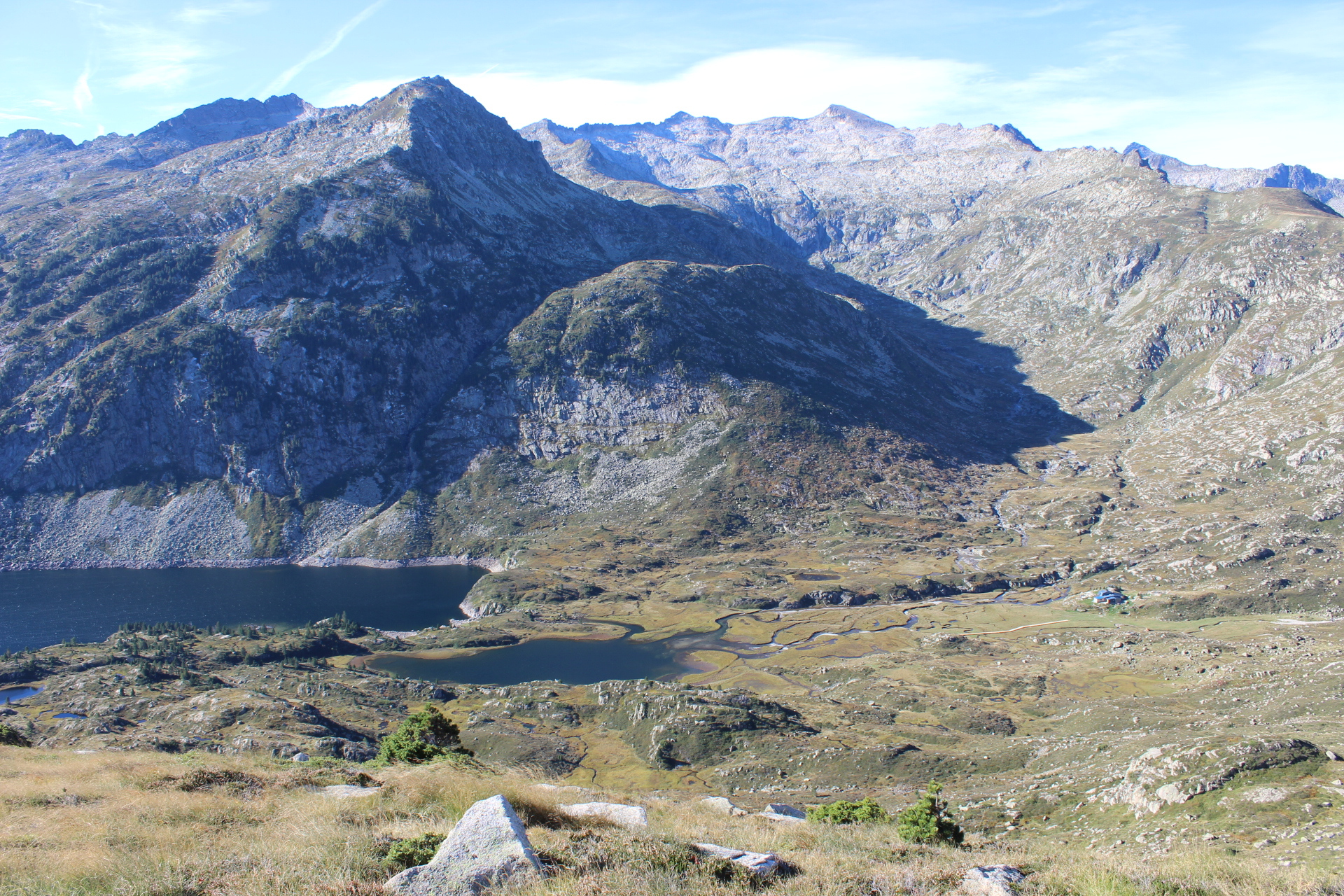 Figure 1: Partie Est de la vallée des étangs de Bassiès, vue depuis le Nord