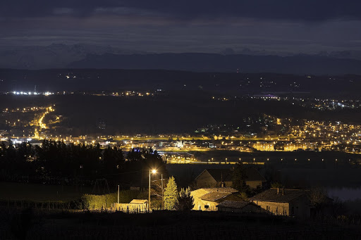 (ALAN, un puissant outil d’aménagement des espaces, mais un facteur de dégradation de l’obscurité et de fragmentation des habitats. Vue sur la vallée du Rhône depuis la bordure est du Parc naturel régional (PNR) du Pilat. Crédit photo : Samuel Challéat)