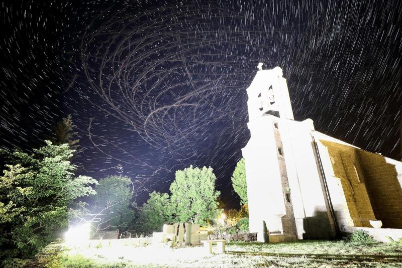 (illustration de l’effet d’attraction de la lumière artificielle nocturne sur les insectes et de l’effet induit sur l'activité de certaines espèces de chauves-souris dans l'aire de répartition d’un luminaire. Crédit photo : Samuel Challéat)